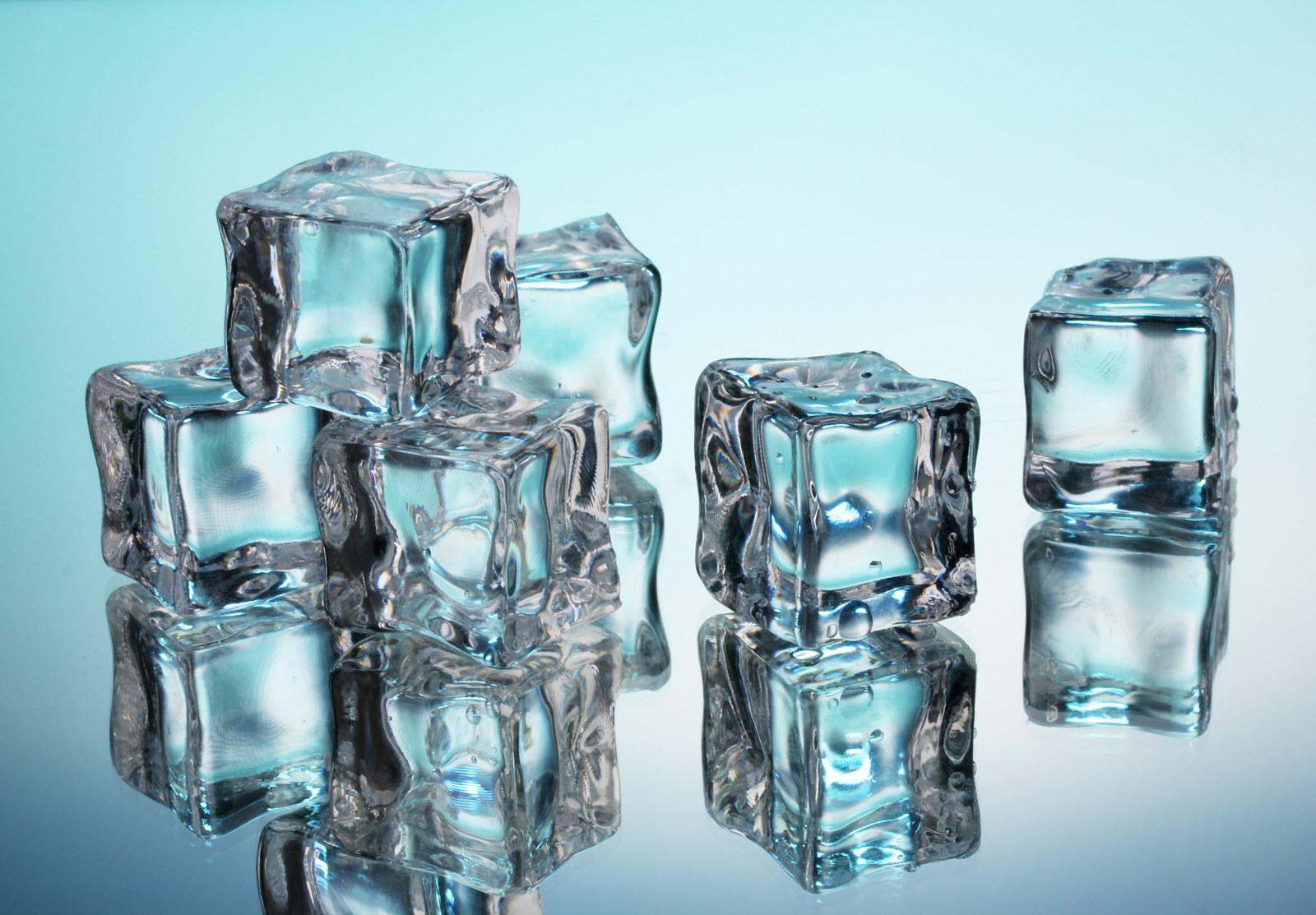 Clear ice cubes with blue reflections, from the supplied ice presentation